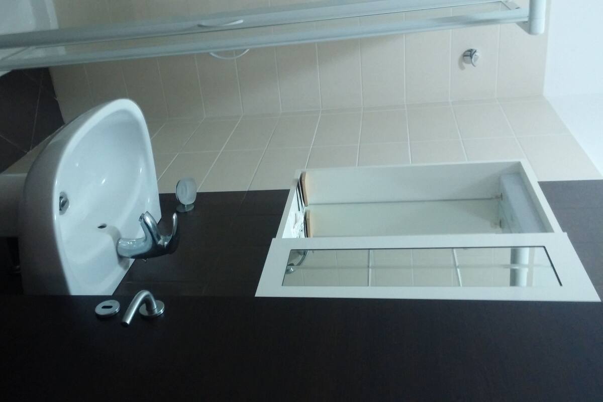 Separate bathtub and shower, free toiletries
