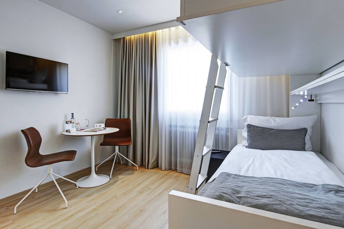 club apartment, kitchenette | room amenity