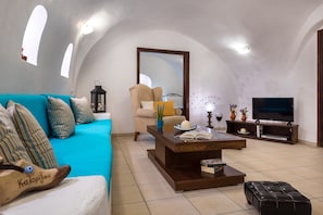 House, 3 Bedrooms | Living room - Iridanos Cave House (Santorini)