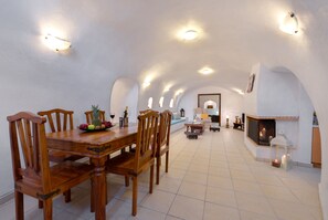 Casa, 3 quartos | Opções para refeição no quarto