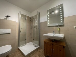 Deluxe appartement, 1 slaapkamer, terras, uitzicht op stad (Number 01) | Badkamer | Een douche, een haardroger, handdoeken, toiletpapier