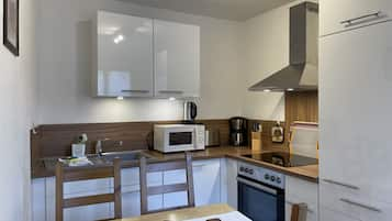 Apartemen Deluks, 1 kamar tidur, teras, pemandangan kota (Number 01) | Dapur pribadi | Lemari es, microwave, oven, dan kompor