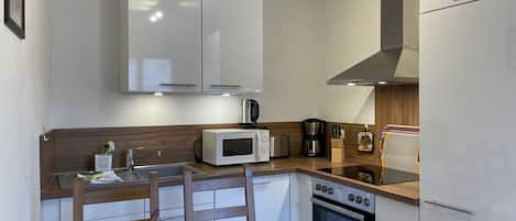 Apartemen Deluks, 1 kamar tidur, teras, pemandangan kota (Number 01) | Dapur pribadi | Lemari es, microwave, oven, dan kompor