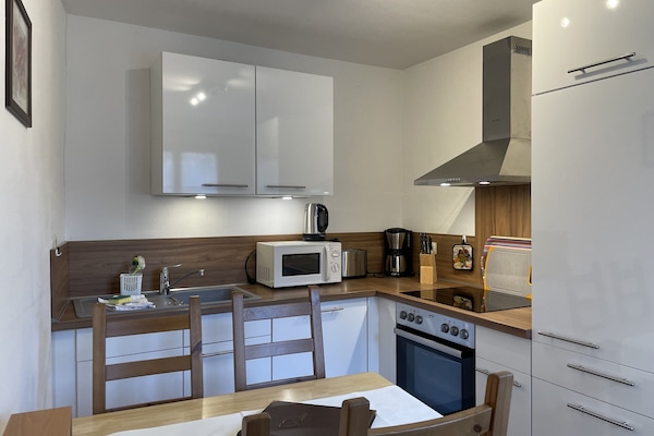 Appartement Deluxe, 1 chambre, terrasse, vue ville (Number 01) | Cuisine privée | Réfrigérateur, micro-ondes, four, plaque de cuisson