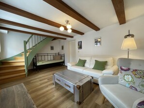 Lägenhet Comfort - 1 sovrum - balkong - utsikt mot staden (Number 05) | Vardagsrum | 32-tums tv med satellitkanaler