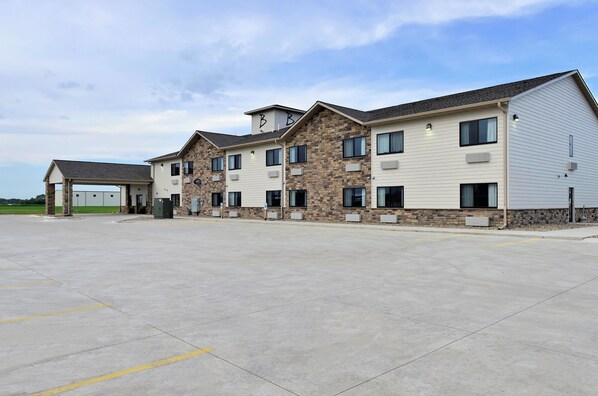 A multi-story building with a parking lot in front. - Cobblestone Inn & Suites - Monticello (Monticello)