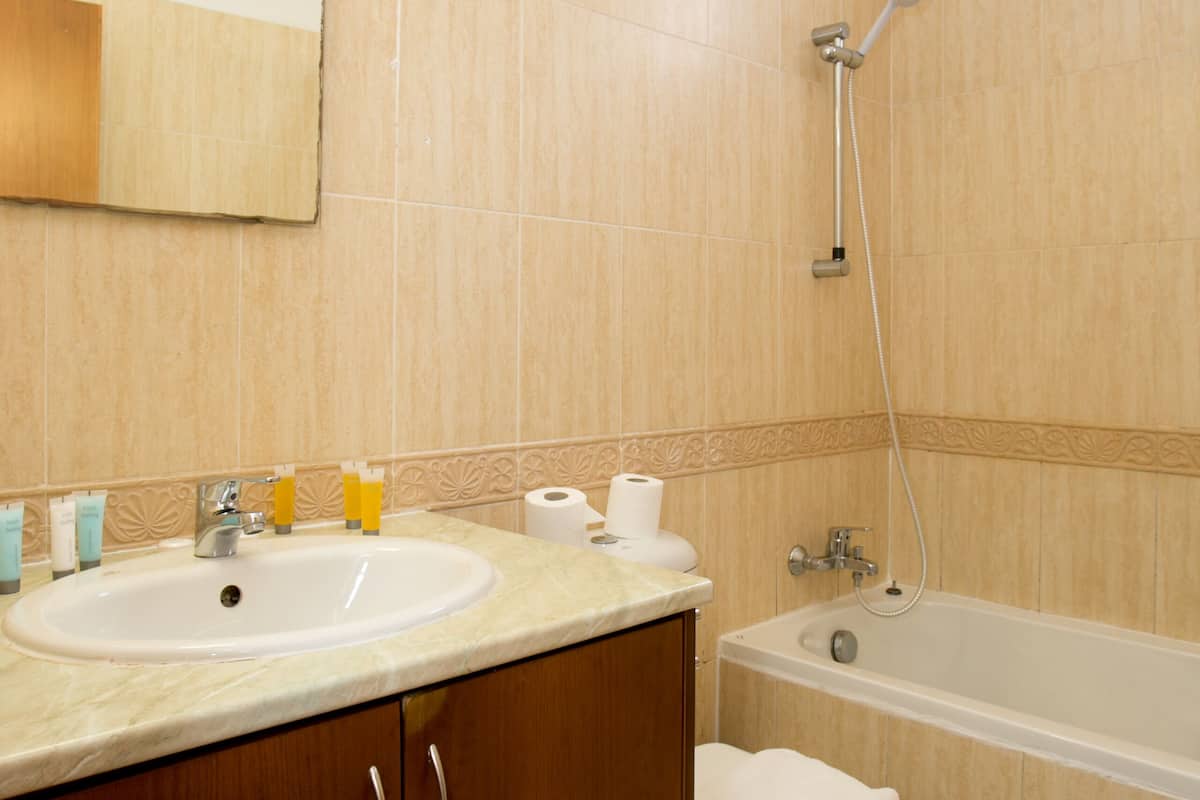 Ensemble douche/baignoire, articles de toilette gratuits, sèche-cheveux