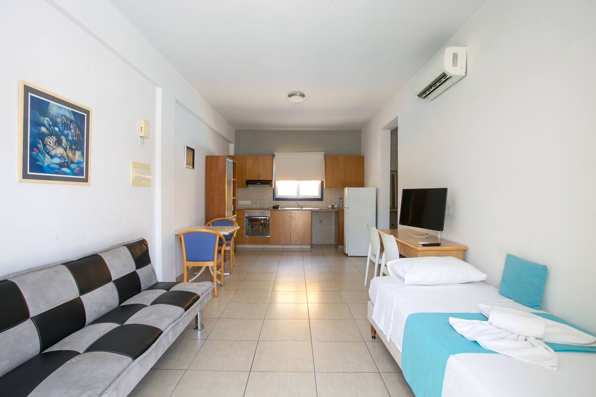 Suite, 1 Bedroom, Balcony, Garden View (Annex Building) | Fer et planche à repasser, Wi-Fi gratuit, draps fournis