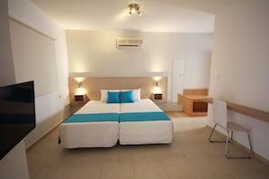 Tabla de planchar con plancha, wifi gratis y ropa de cama