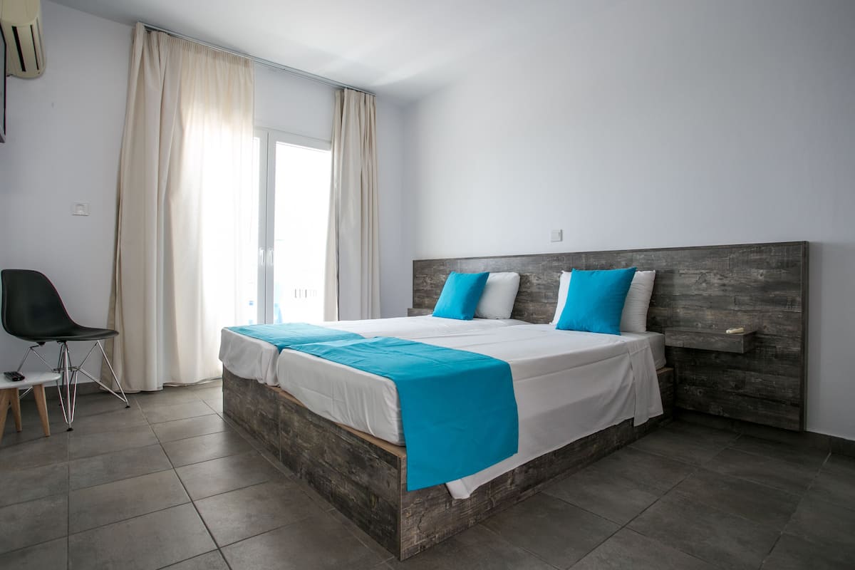 Chambre Double ou avec lits jumeaux, balcon | Fer et planche à repasser, Wi-Fi gratuit, draps fournis