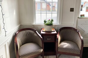 Lobby lounge - Four Keys Inn (Portsmouth)