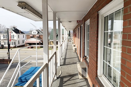 Exterior. Four Keys Inn