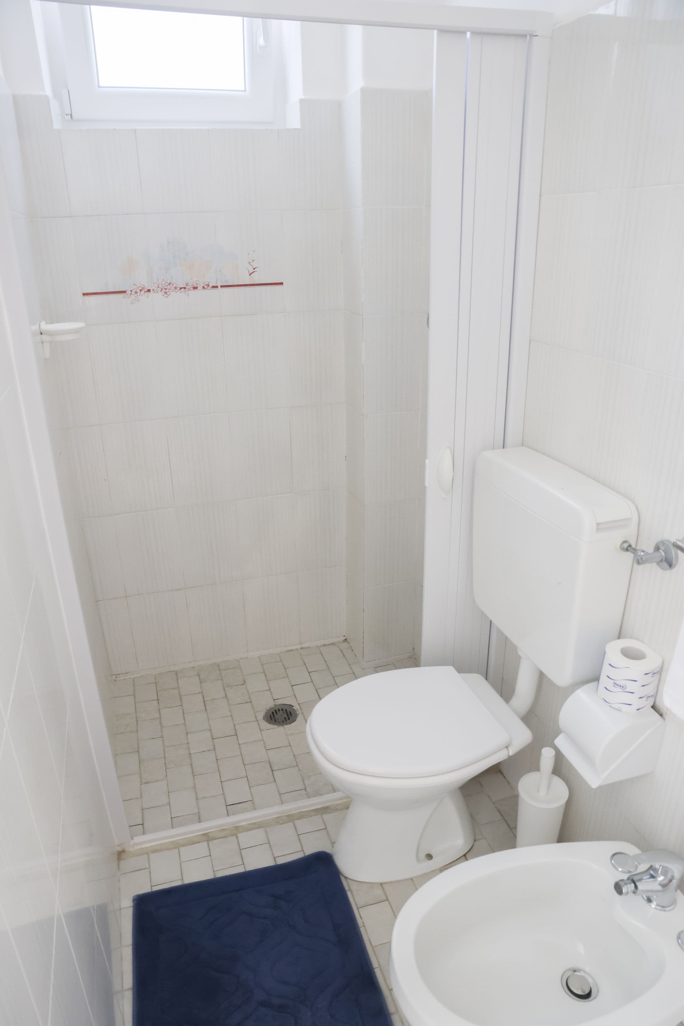 economy double room, 1 double bed | bathroom | shower, free toiletries, hair dryer, towels