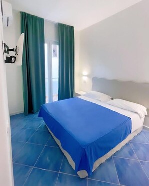 高级房 | 迷你吧、客房内保险箱、办公桌、免费 WiFi