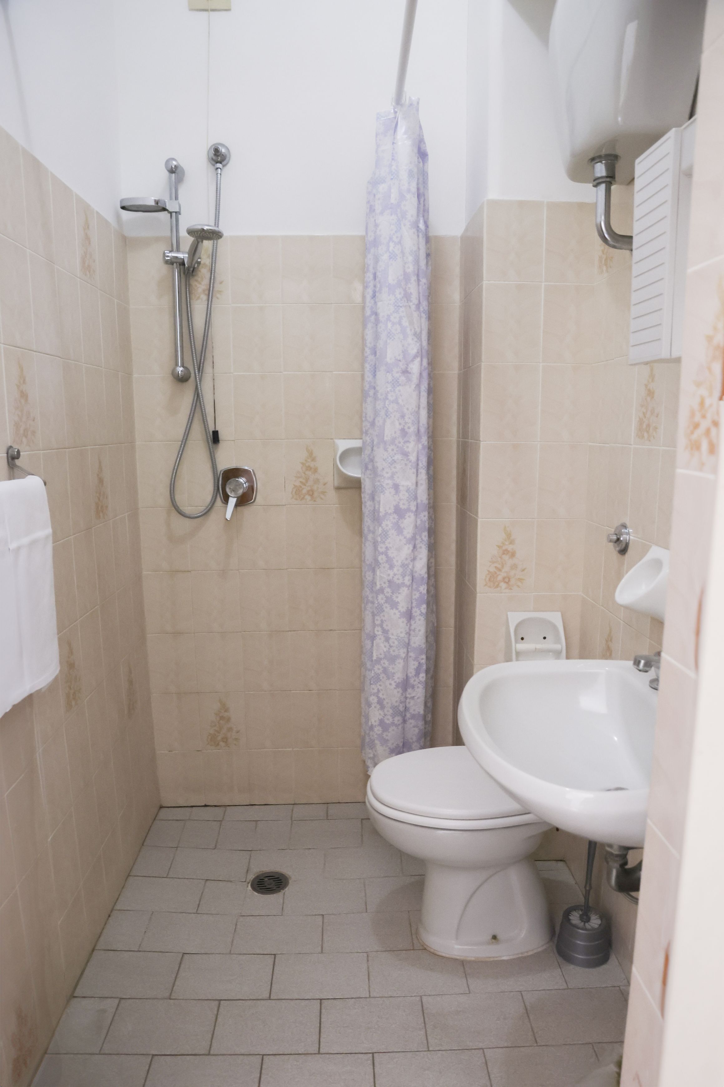 single room | bathroom | shower, free toiletries, hair dryer, towels