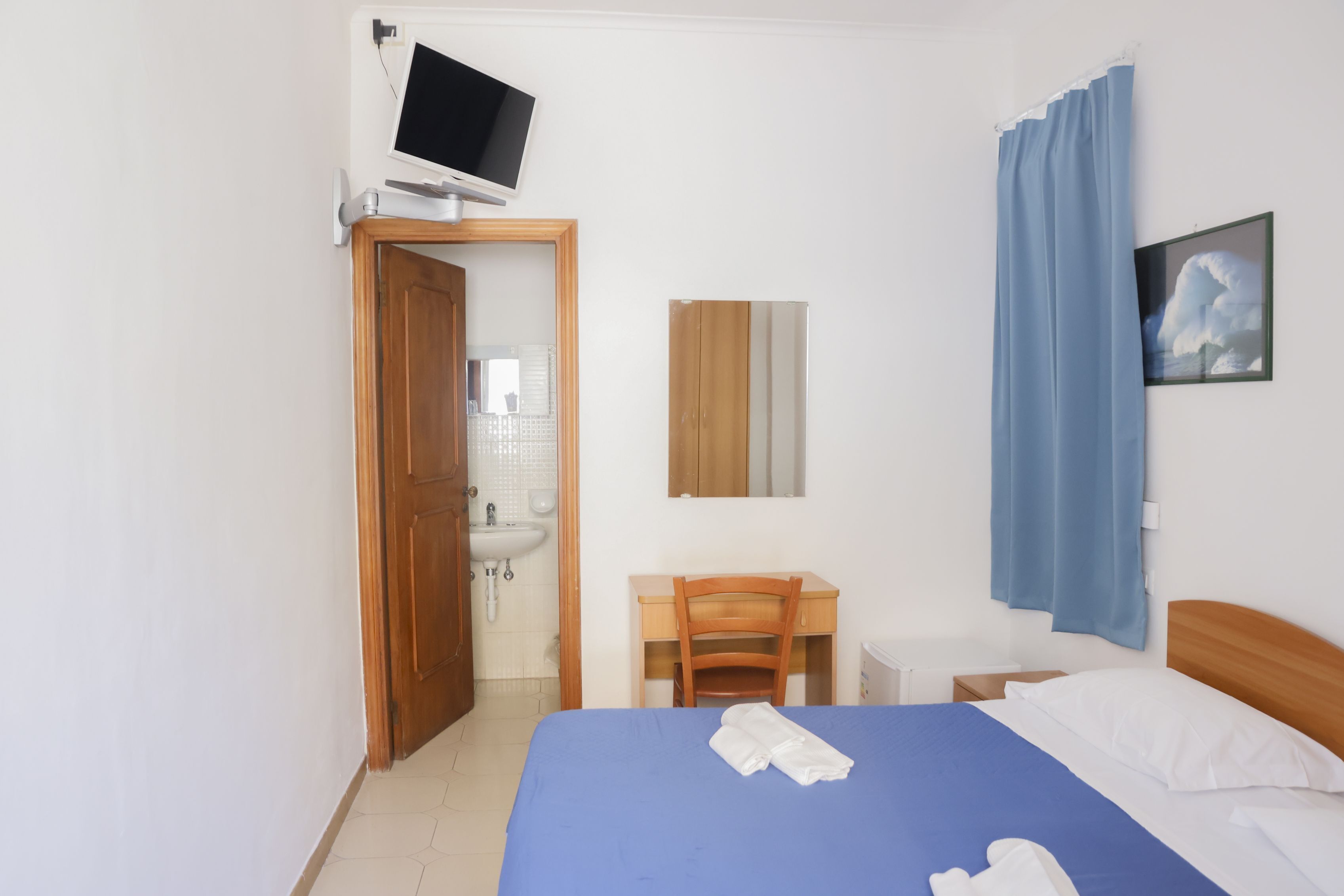economy double room, 1 double bed | minibar, in-room safe, desk, free wifi