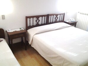 Standard-Dreibettzimmer, Stadtblick | Zimmersafe, Schreibtisch, Babybetten, kostenloses WLAN