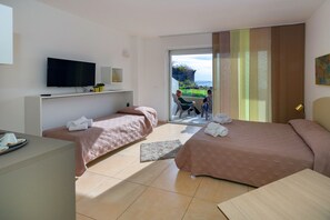 Quarto triplo panorâmico, vista para o mar | Roupas de cama de algodão egípcio, roupas de cama premium