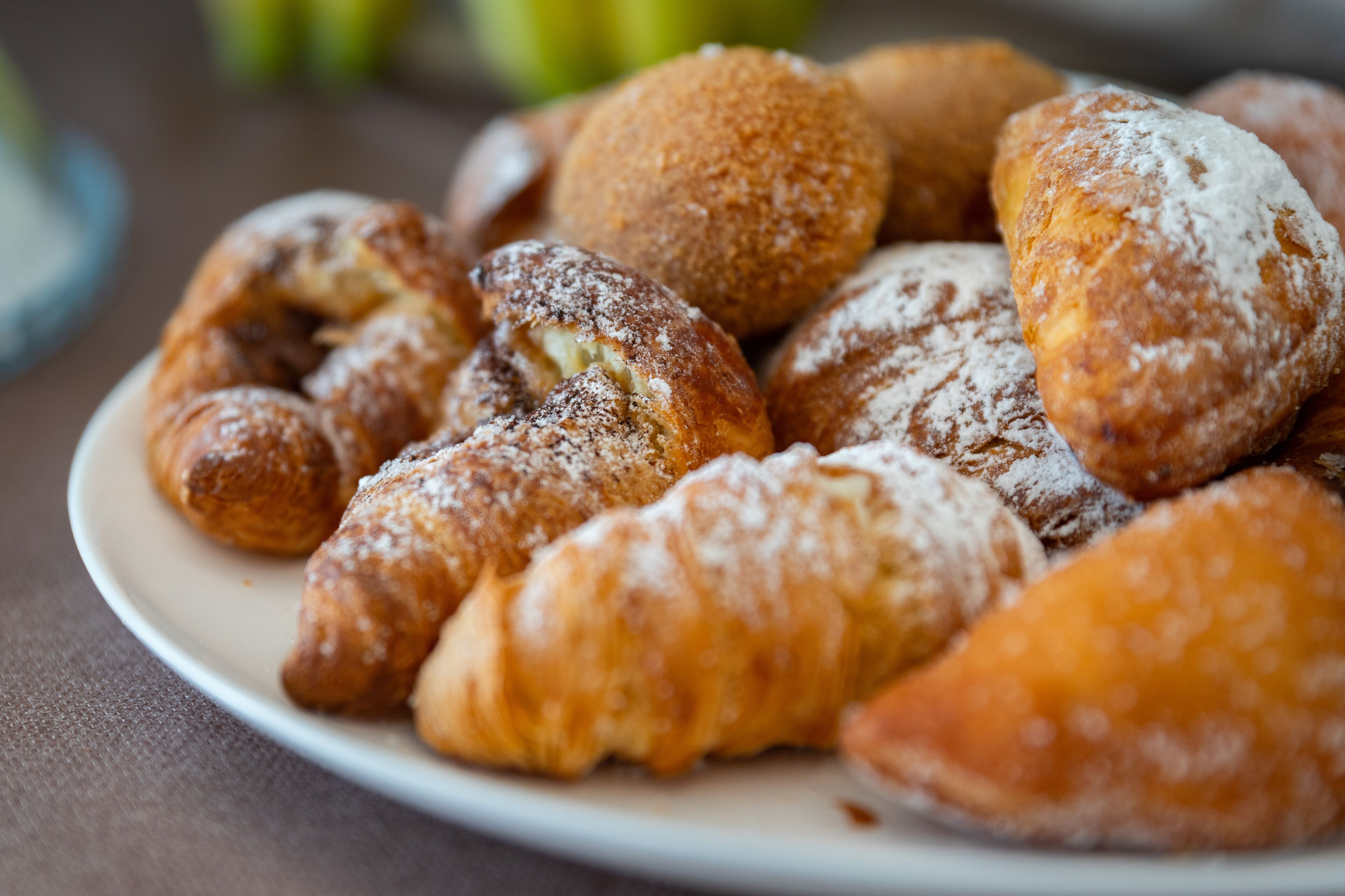 Lajitelma erilaisia leivonnaisia, kuten croissantteja ja donitseja.
