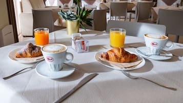 Desayuno con opciones de la cocina local diario (EUR 10 por persona)