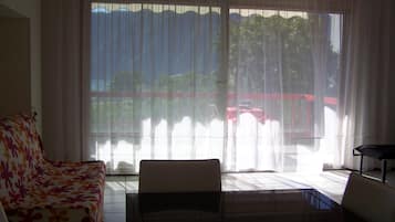 Deluxe-Apartment, 2 Doppelbetten, Nichtraucher, Seeblick (openspace) | Wohnbereich | IPod-Dockingstation, MP3-Dockingstation