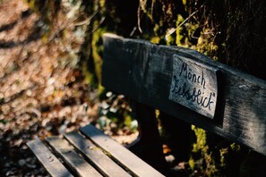 Un panneau indicateur en bois portant l’inscription « Mönchseeblick » et signalant un point de vue.