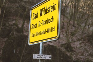 A yellow directional sign with black text. - Acron Traben-Trarbach (Traben-Trarbach)