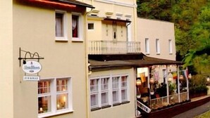 A two-story building with multiple windows, a sign indicating a pub, and a balcony with railings. - Acron Traben-Trarbach (Traben-Trarbach)