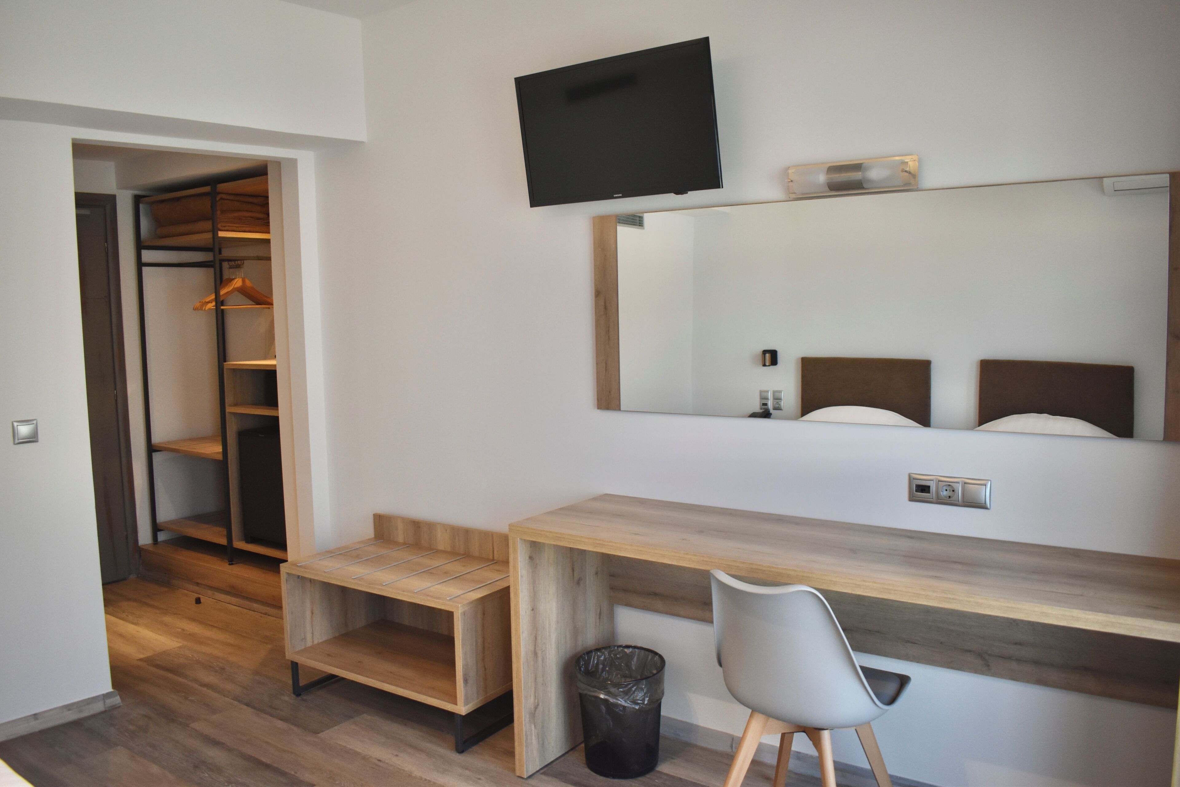 Deluxe kamer, 1 twee- of 2 eenpersoonsbedden, balkon | Een minibar, een kluis op de kamer, een bureau, verduisterende gordijnen