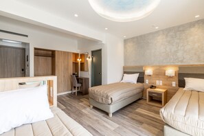 Chambre Quadruple Supérieure | Minibar, coffres-forts dans les chambres, bureau, rideaux occultants