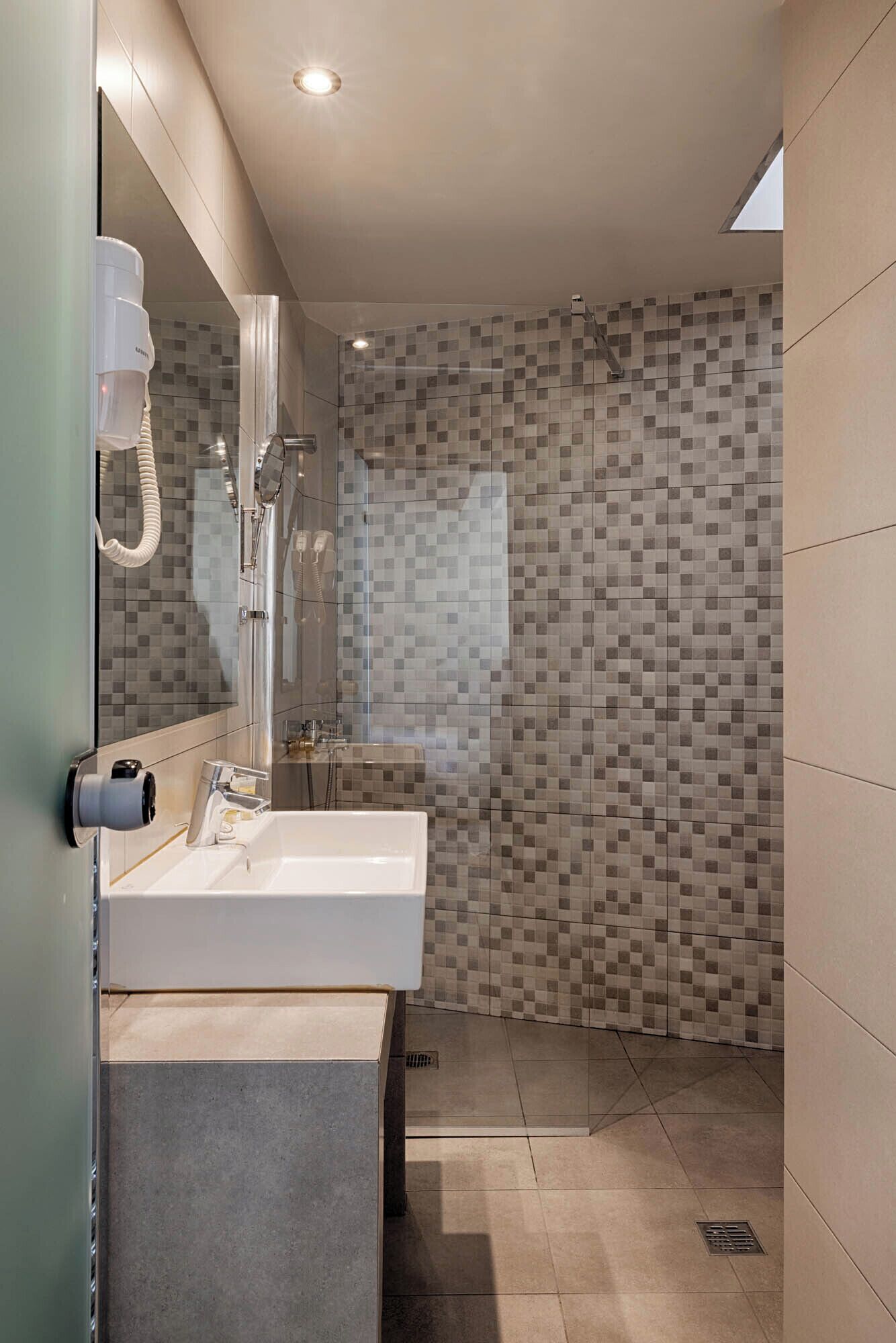 Superior Quadruple Room | Bathroom | Hair dryer, towels, soap, shampoo