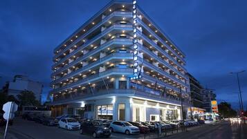 Voorkant accommodatie - avond/nacht