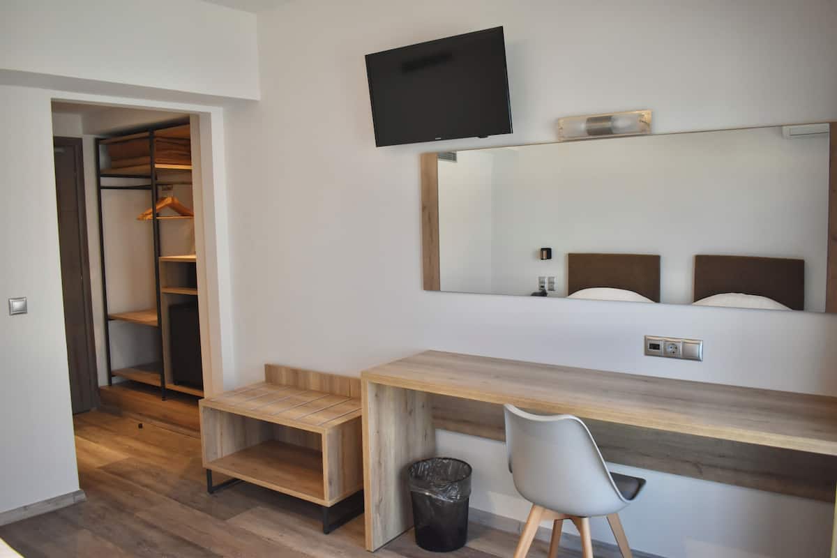 Deluxe Double or Twin Room, Balcony | Minibar, in-room safe, desk, blackout drapes