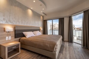 Dobbelt- eller tomannsrom – superior | Minibar, safe på rommet, skrivebord og blendingsgardiner