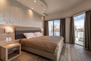 Camera Superior con letto matrimoniale o 2 letti singoli | Minibar, una cassaforte in camera, una scrivania, tende oscuranti