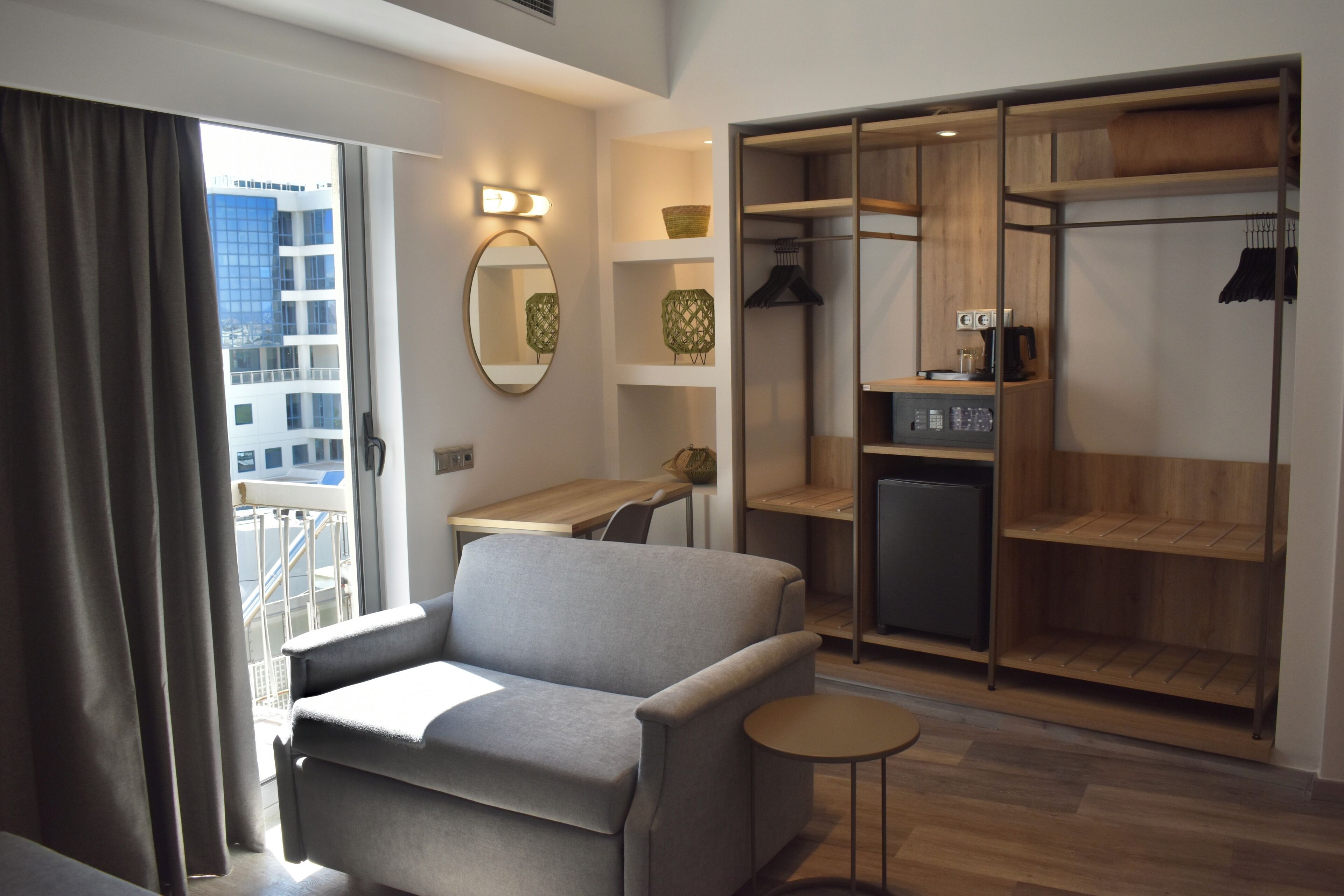Deluxe suite | Een minibar, een kluis op de kamer, een bureau, verduisterende gordijnen