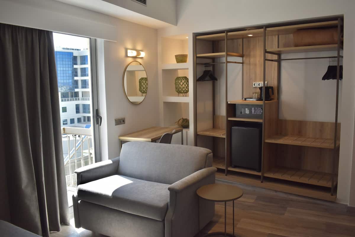 Deluxe Suite | Minibar, in-room safe, desk, blackout drapes