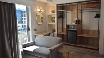 Deluxe Suite | Minibar, in-room safe, desk, blackout drapes