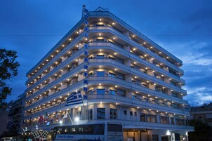 Facciata della struttura - sera/notte