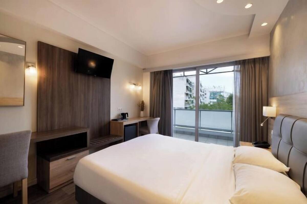 Minibar, brankas, meja kerja, dan tirai kedap cahaya