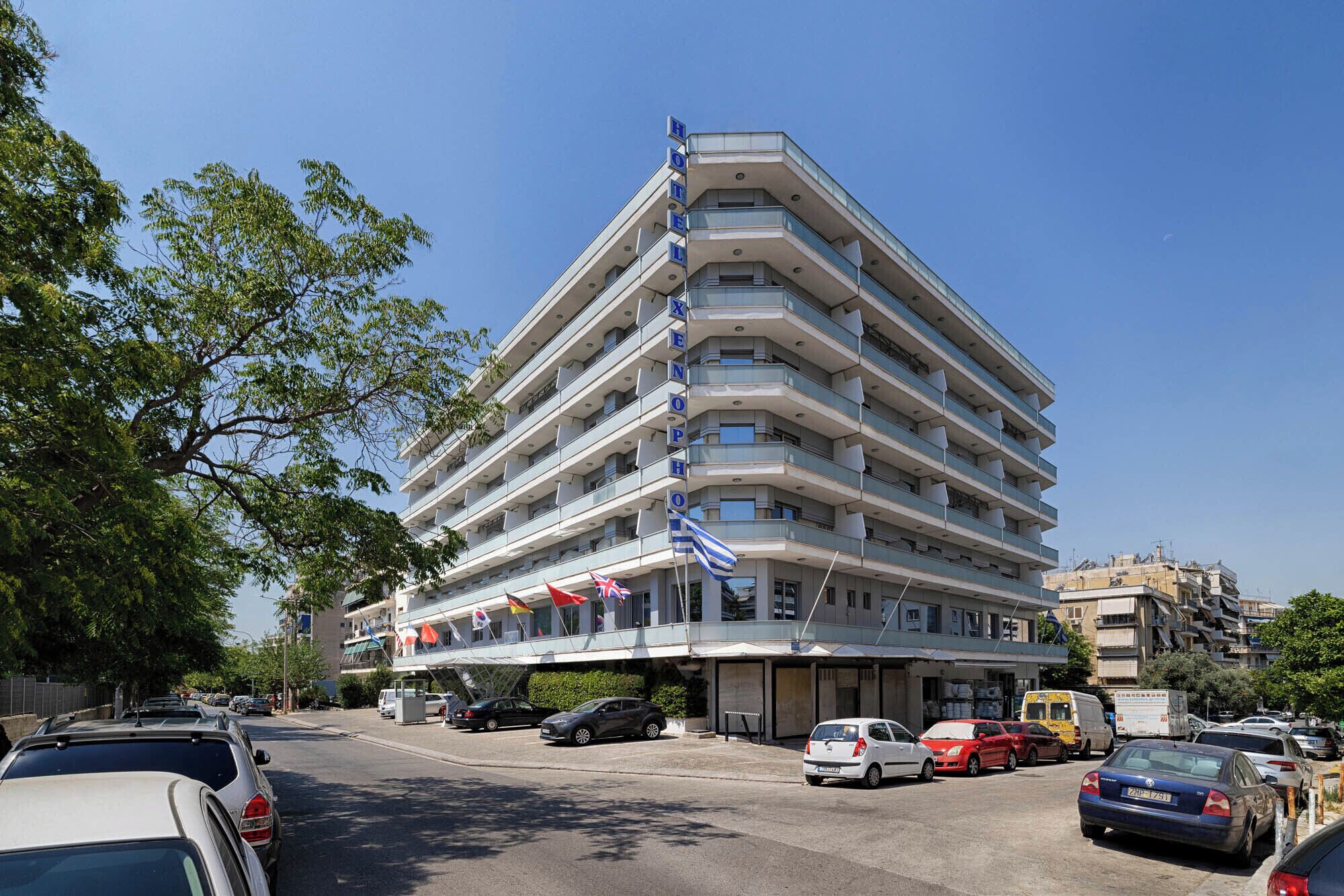 Un hotel de varios pisos con diseño moderno, que cuenta con balcones en cada planta.