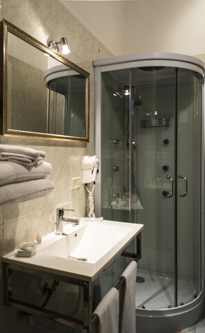 Triple Room | Bathroom | Shower, hydromassage showerhead, free toiletries, hair dryer - Principe di Belmonte (Palermo)