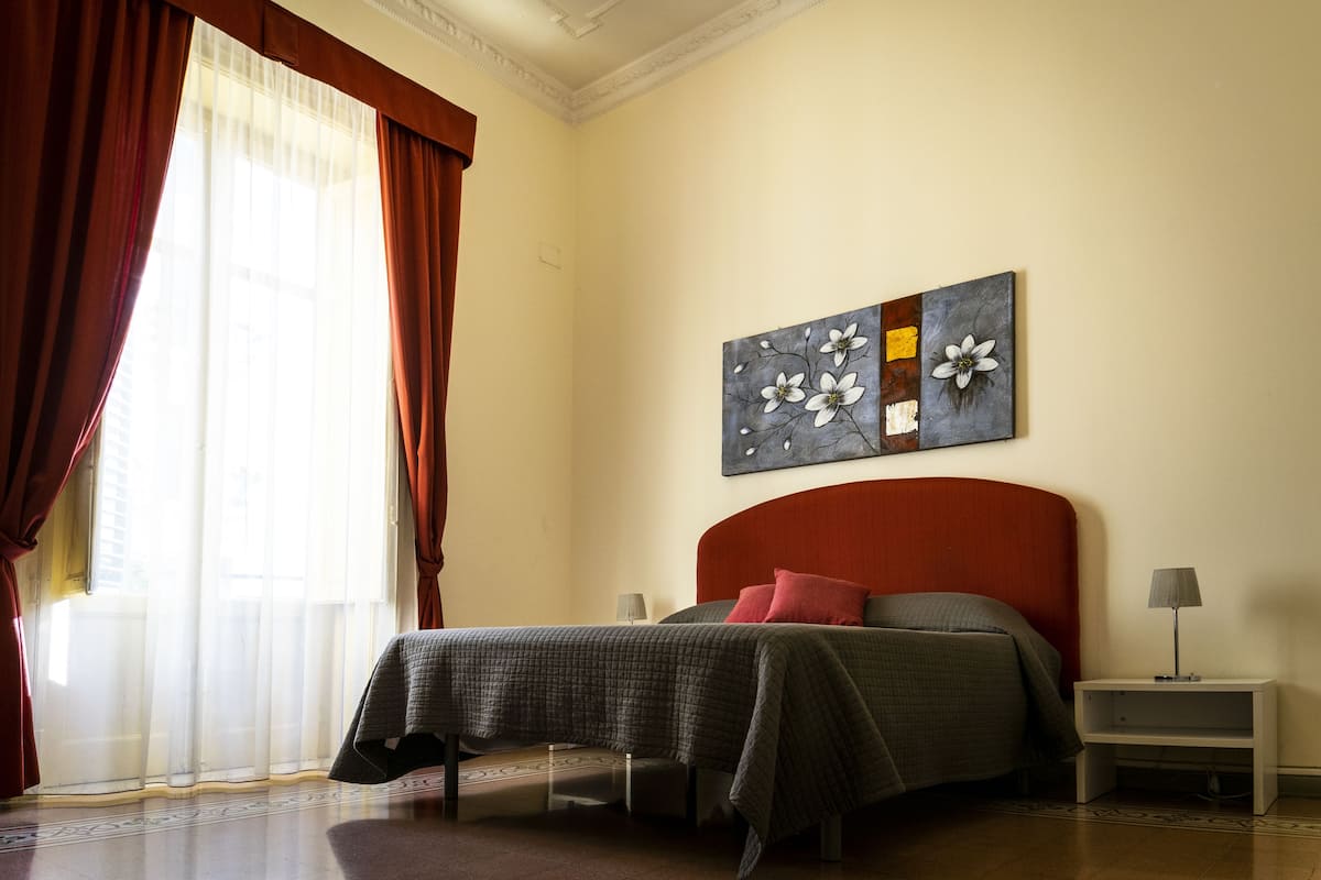 Camera con letto matrimoniale o 2 letti singoli | Una scrivania, tende oscuranti, culle/letti per bambini (gratuiti)