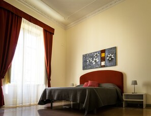 Chambre Double ou avec lits jumeaux | Bureau, rideaux occultants, lits bébé (gratuits)