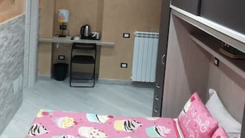 Quarto com cama, escrivaninha e guarda-roupa.