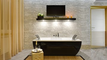Design-Suite, 1 Schlafzimmer, Badewanne | 1 Schlafzimmer, Betten mit Memory-Foam-Matratzen, Minibar, Zimmersafe