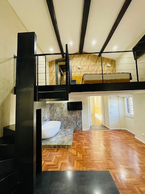 Premium Suite | Memory-foam beds, minibar, in-room safe, desk