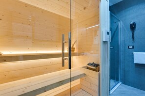 Luksussuite, 1 soverom, badstue | Memory foam-senger, minibar, safe på rommet og skrivebord