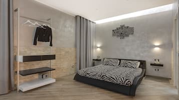 Un dormitorio moderno con cama, armario empotrado y espejo.