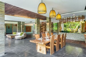 Quarto luxo, 1 quarto | Cozinha compartilhada | Geladeira, micro-ondas em uma área comum, chaleira elétrica